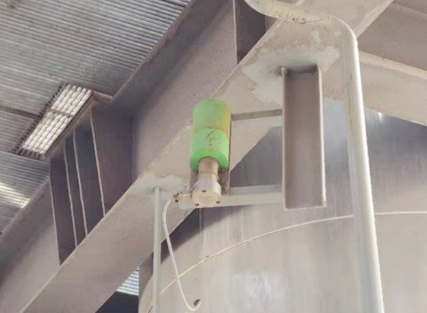 Na-22放射性儀表 多晶硅生產(chǎn)裝置儲(chǔ)罐測(cè)控現(xiàn)場(chǎng)(圖1)